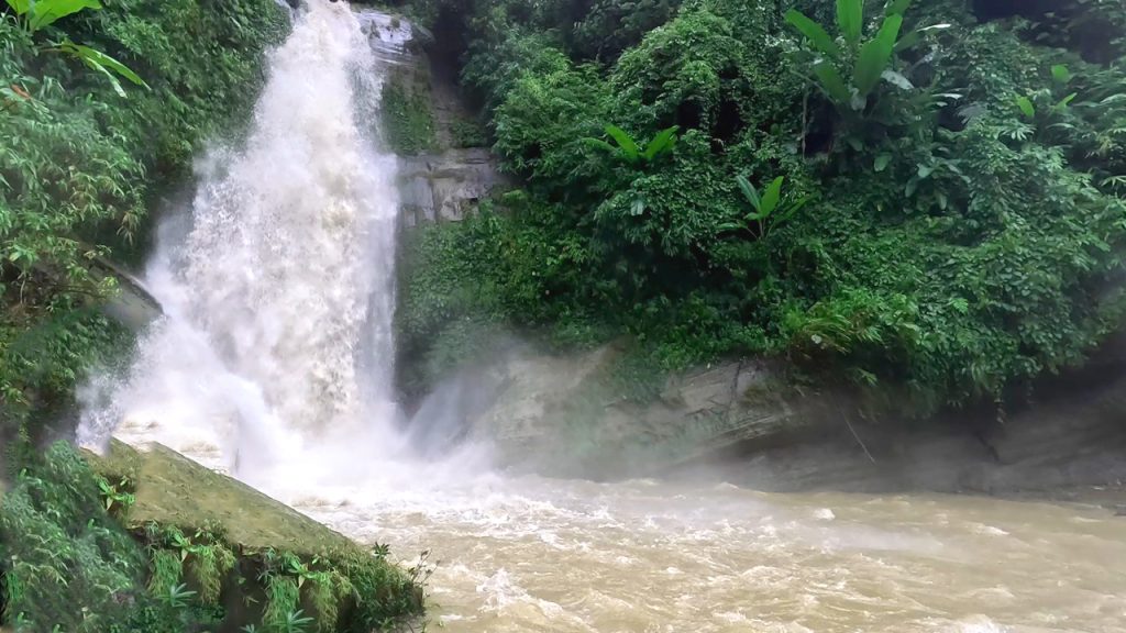 ক্রিসতং থেকে রুংরাং ট্রেইলের পাহাড়ি দৃশ্য