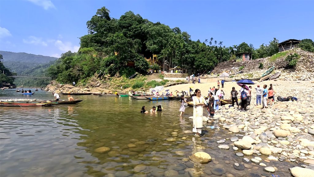 জাফলং নদী ও পাথর উত্তোলনের দৃশ্য